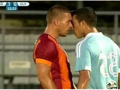 Ο Λούκας Ποντόλσκι χαστούκισε αντίπαλό τ...