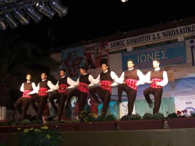  Χορεύοντας Ζωναράδικο-Τσέστο