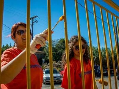 Πάτρα: Εθελοντές έβαψαν τα κάγκελα σχολείων