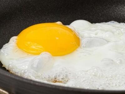 Έσπασε ένα αυγό στο τηγάνι και τότε....