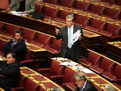 Δεν θα πιστεύετε με τι γυαλιά εμφανίστηκ...