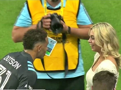 Τέλειωσε το ματς και έκανε πρόταση γάμου...