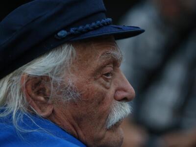 Ένα τριαντάφυλλο κι ένα γράμμα για τον Μ...