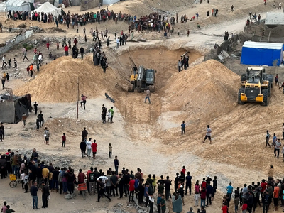 Η Χαμάς ψάχνει σορούς με μπουλντόζες σε ...