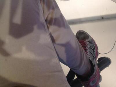 Άνετη κι ωραία γνωστή παρουσιάστρια την ...