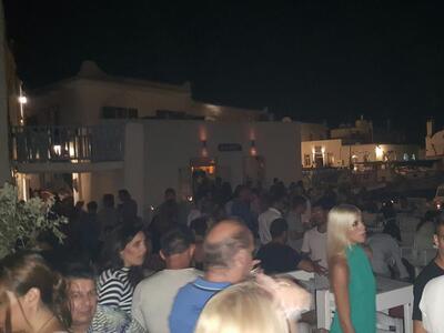 Έτσι διασκεδάζουν στη Νάουσα της Πάρου -...