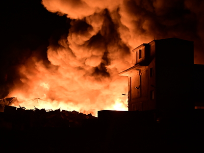 Υπό μερικό έλεγχο η φωτιά σε εργοστάσιο στα Μέγαρα