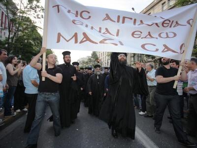 Αγανακτισμένοι: «Παπά κάνε μια ευχή να φ...