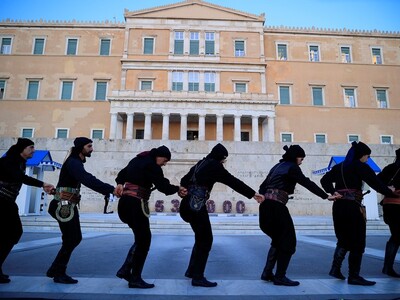 Συγκίνηση στο Σύνταγμα: Με πυρρίχιο τίμη...