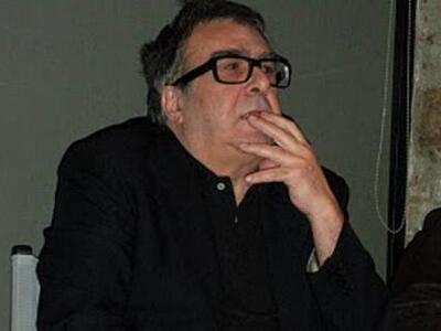 "Από υαλί χρωματιστό", ένα κεί...