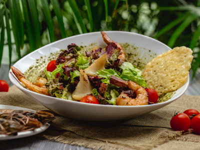 Συνταγή για σαλάτα με ψητές γαρίδες, πέσ...