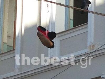 Πάτρα: Κρέμασαν ... τσαρούχια στο κέντρο...