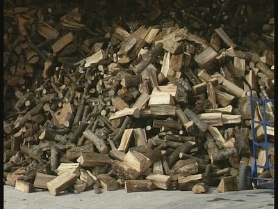 Καυσόξυλα vs πετρέλαιο για τους Πατρινούς