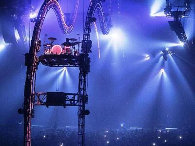 Έλληνας ροκ σταρ κρεμάστηκε ανάποδα παρα...