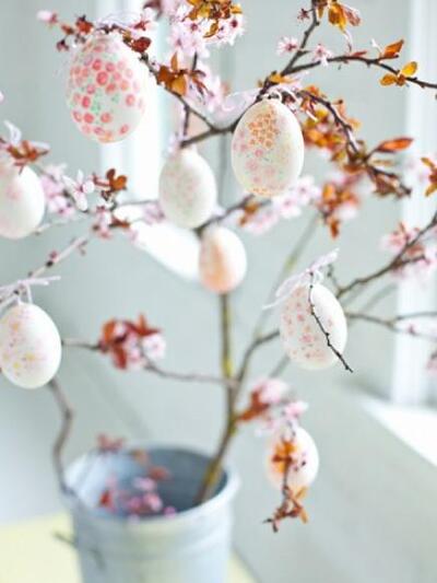 Κρεμάω σε ξερόκλαδο κέρινα ή κεραμικά αβ...