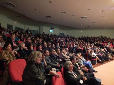  Άποψη του κατάμεστου αμφιθεάτρου.