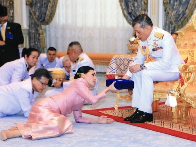 Η αεροσυνοδός που έγινε από φρουρός του ...