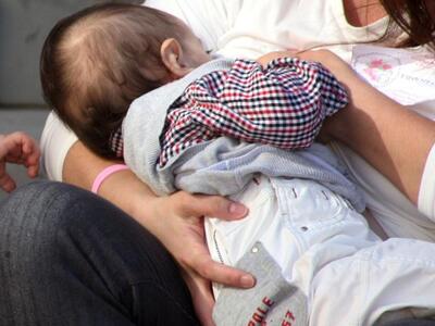 Τρίκαλα: Η μάνα πέταξε από το φωταγωγό τ...