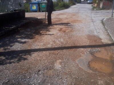 Πάτρα: Με φτυάρια, μόνοι τους, οι κάτοικ...