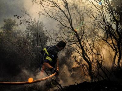 Σε εξέλιξη η φωτιά στον Δρυμώνα Θέρμου -...