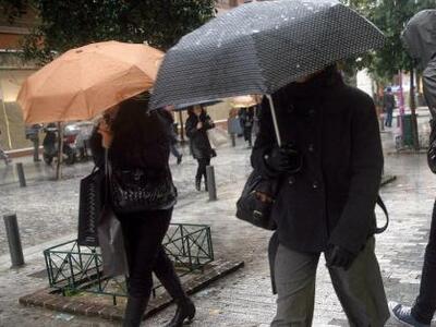 Βροχές και καταιγίδες προβλέπονται για τη Δευτέρα