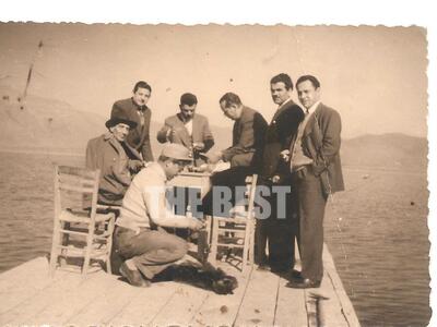 Δεκαετία ‘50. Ψαράδες απλώνουν τα δίχτυα...