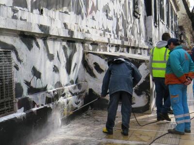 Καθαρίζουν το γκράφιτι από το Πολυτεχνεί...