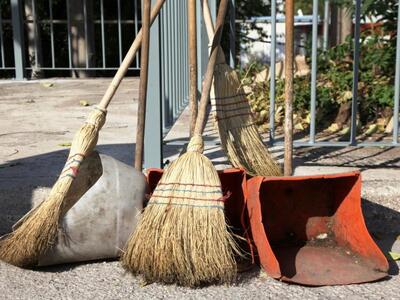 Αντιδήμαρχος της Πάτρας πήρε τη σκούπα κ...