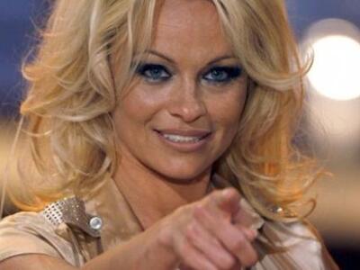 Η γερασμένη Pamela Anderson στους δρόμου...