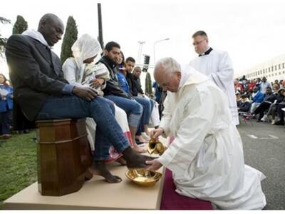 Ο Πάπας έπλυνε τα πόδια σε πρόσφυγες, δι...