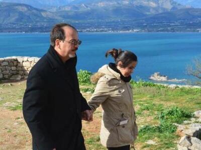 ΔΕΙΤΕ τον γιο του Φιντέλ Κάστρο να κόβει...