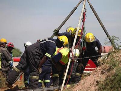 N. Αφρική: Στους 12 οι διασωθέντες μεταλ...