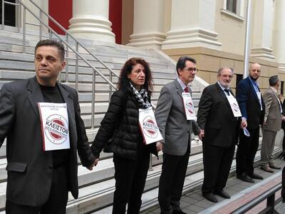 Ανθρώπινη αλυσίδα δημιούργησαν δικηγόροι...