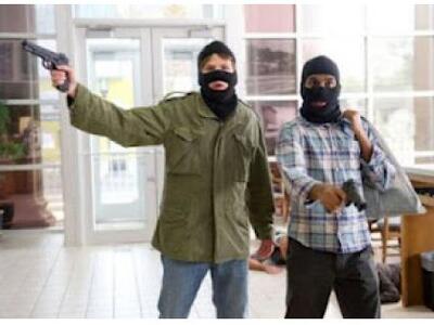 Απίστευτο: Δύο ηθοποιοί εισέβαλαν σε κοσ...