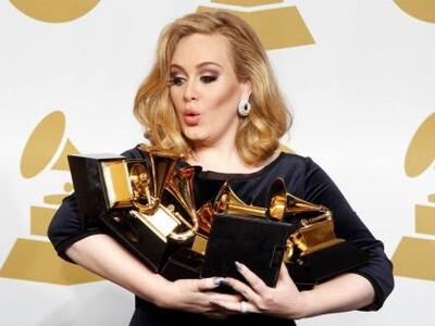 Η Βρετανίδα Adele ερμηνεύει το μουσικό θ...