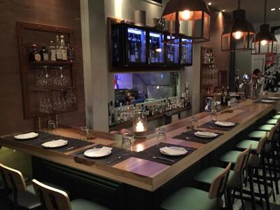 Το Tomo's open kitchen bar μας προσκαλεί...