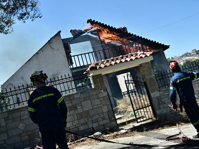 Μεγάλη φωτιά στο Κορωπί: Εκκενώθηκαν 3 περιοχές - Καίγονται σπίτια Μεγάλη φωτιά στο Κορωπί: Εκκενώθηκαν 3 περιοχές - Καίγονται σπίτια
