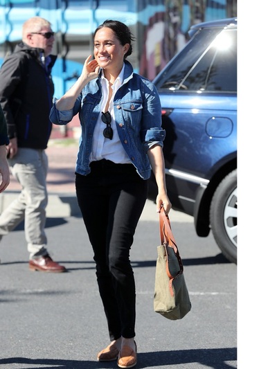 Με J Crew μπλούζα, τζιν παντελόνι Mother...