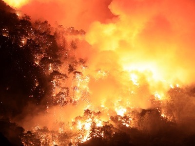 Σμύρνη: Μαίνονται οι φωτιές- Εκκενώθηκαν...