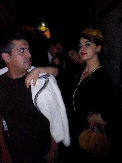 Ο Σπήλιος στα γυρίσματα με μια εκ των ηθοποιών