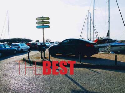 Πάρκαρε, στην κυριολεξία, μέσα στη μαρίν...