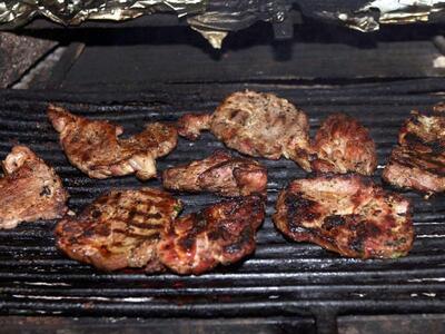 Τσικνοπέμπτη: Στην ουρά υπό βροχή για λί...