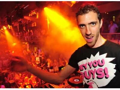 Ο Dj Gogos σήμερα στο Sao στην παραλία τ...