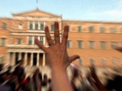 Στα άκρα η κοινωνία: ένας στους δύο Έλλη...