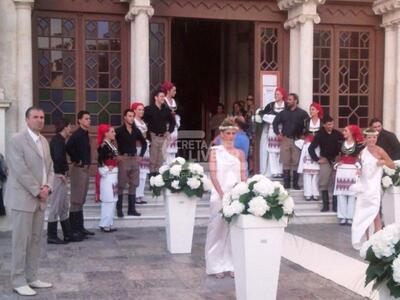 Υπερπαραγωγή ο βουλευτικός γάμος με κουμ...