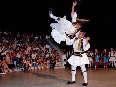 Παραδοσιακή εκδήλωση από  τα χορευτικά τ...