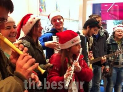 Πάτρα: Κάλαντα με πολλά όργανα απο νέους...