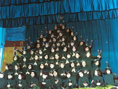 Μικρές αρσακειάδες συνθέτουν χριστουγενν...