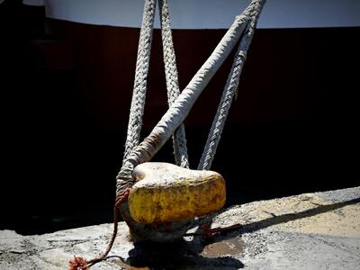 Πλοίο δεμένο στο λιμάνι της Πάτρας με εν...