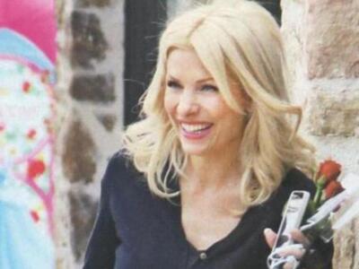 Η Ελένη Μενεγάκη μας... συστήνει την κόρ...